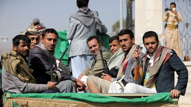 Des Houthis photographiés à l'arrière d'un camion le 20 février 2021. [Khaled Abdullah - Reuters]