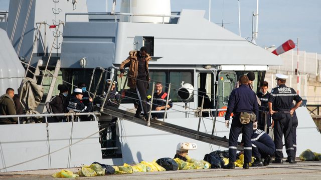 Des migrants secourus par la Marine française débarquent à Calais, 18.10.2021. [Bernard Barron - AFP]