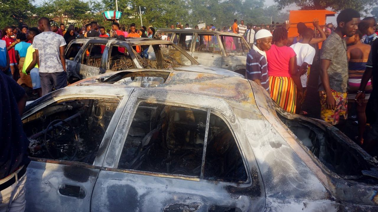 Une centaine de perrsonnes ont été tuées dans l'explosion d'un dépôt de carburant le 5 novembre 2021 dans la zone industrielle de Freetown, la capitale de la Sierra Leone. [Saidu Bah - AFP]