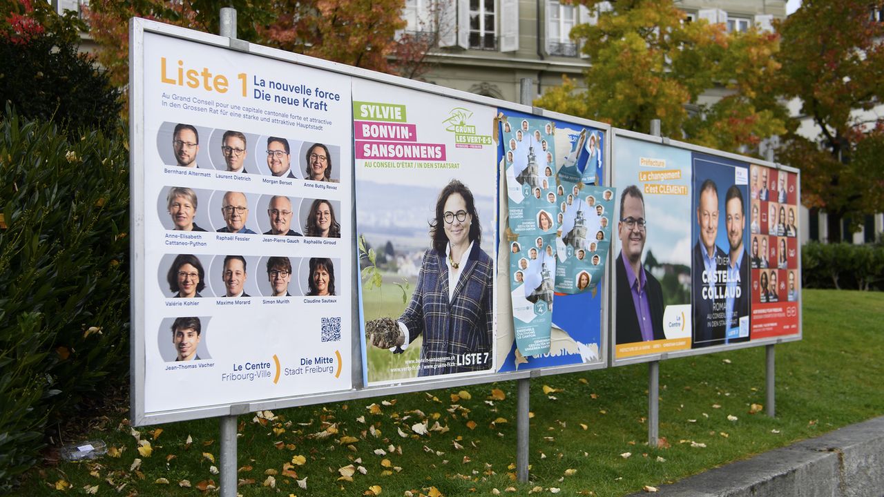 Affiches pour les élections cantonales fribourgeoises des 7 et 28 novembre 2021. [Anthony Anex - Keystone]