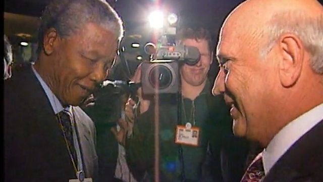 Rencontre entre Mandela et de Klerk à Davos en 1992. [RTS]