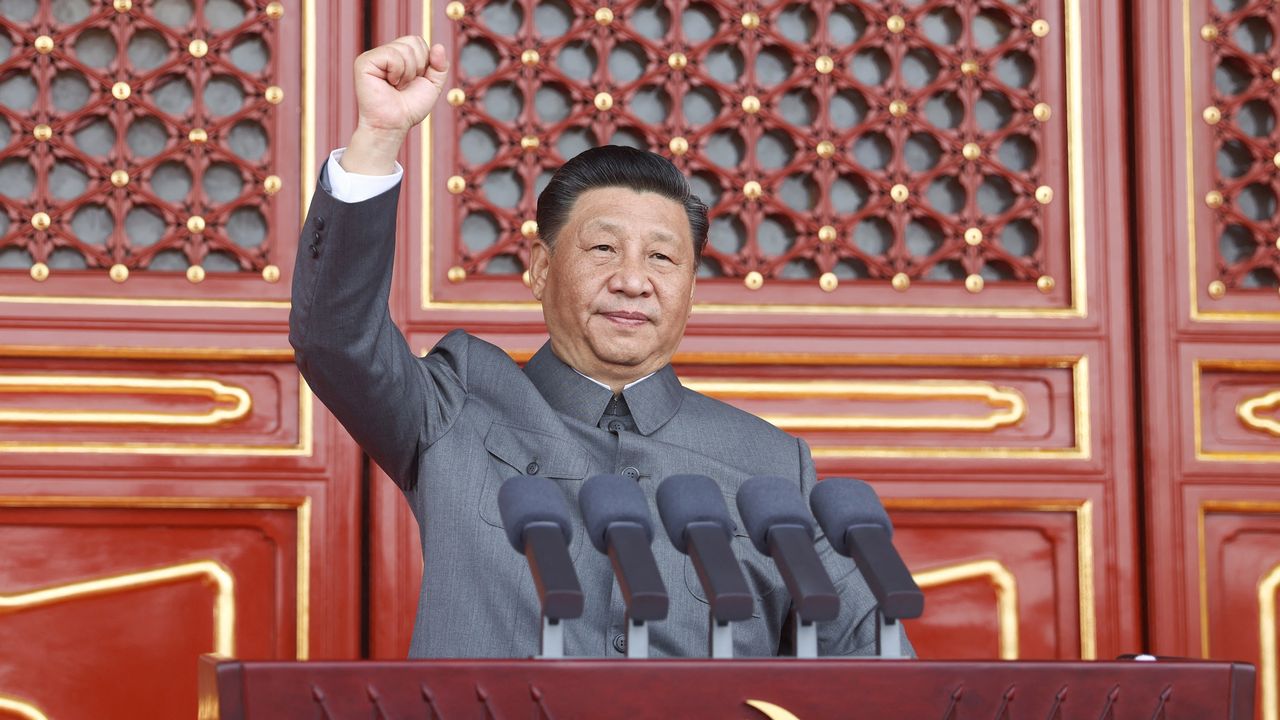 Le président chinois Xi Jinping renforce son assise en s'appuyant sur l'histoire [Ju Peng - AFP]