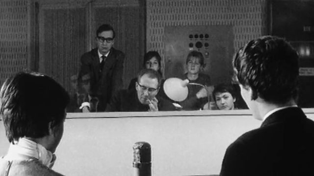 Jeunes comédiens s'initiant au radio théâtre dans les années 60. [RTS]