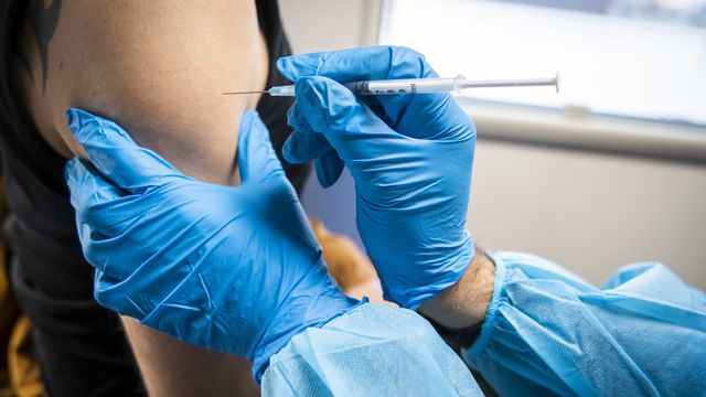 La 3ème dose de vaccination bientôt offerte à tous, selon la presse dominicale. [Jean-Christophe Bott - Keystone]