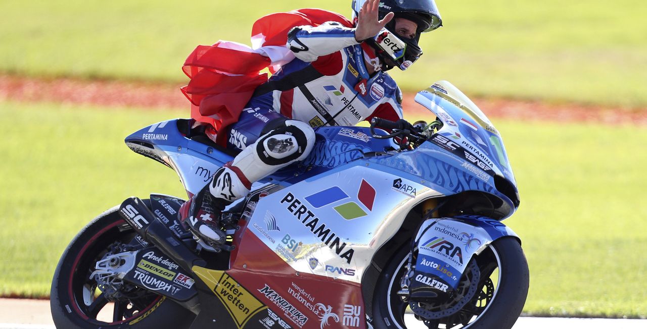 Thomas Lüthi a fait ses adieux à la Moto 2 avec un drapeau suisse sur les épaules. [Alberto Saiz - Keystone]
