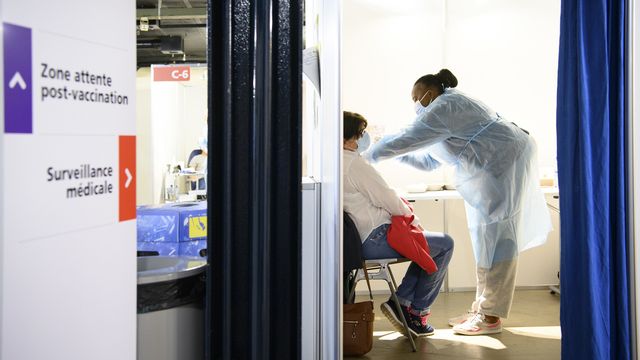 La Suisse compte lundi 9702 cas supplémentaires de coronavirus en 72 heures [Laurent Gilliéron - Keystone]