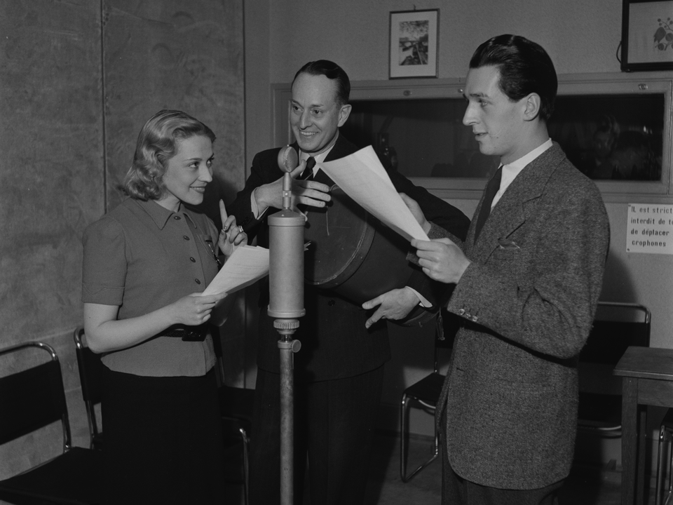 Jane Savigny avec  William Aguet et une personne non identifié dans les studios de Radio Lausanne. [RTS]