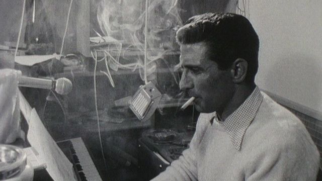 Au piano, Gilbert Bécaud interprète "Mon arbre" en 1964. [RTS]