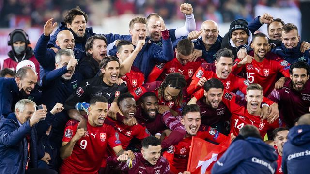 La joie des Suisses après leur victoire et leur qualification pour le Mondial 2022. [Urs Flueeler - Keystone]