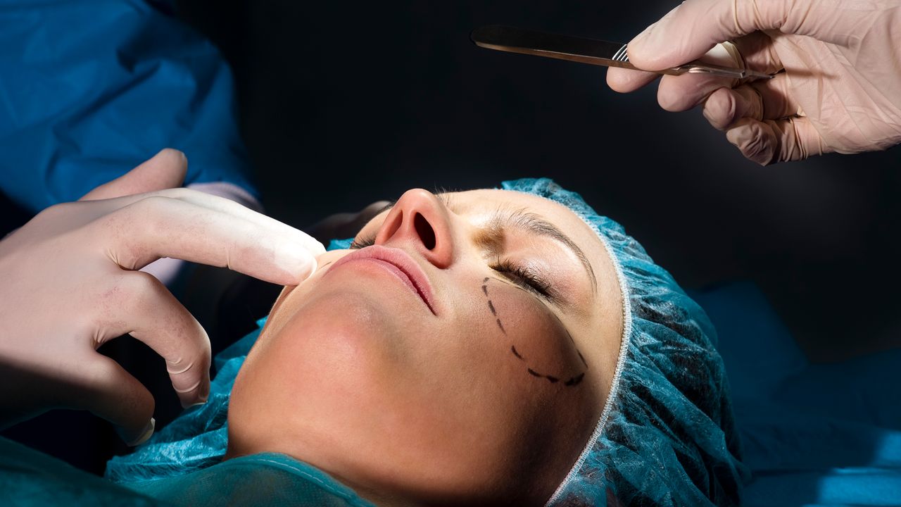 Une opération de chirurgie esthétique réalisée en Suisse ou à l’étranger peut mal finir. [stefanolunardi - Depositphotos]