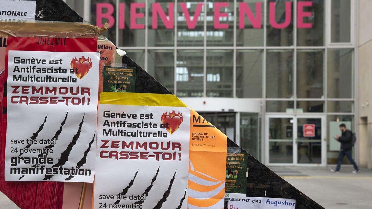Des affiches appelant à manifester contre la venue d'Eric Zemmour à Genève, ont été posées par des membres de l'Assemblée de lutte antifasciste, le 19 novembre 2021. [Salvatore Di Nolfi - Keystone]