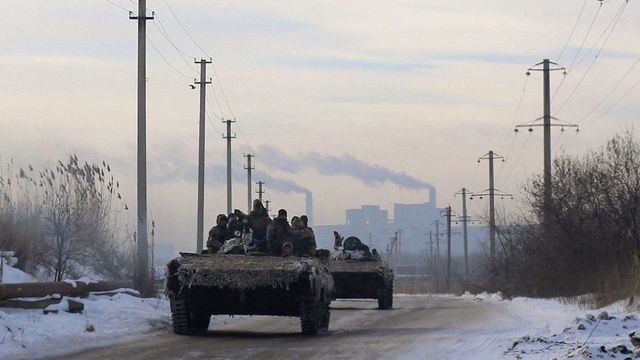 Blindés des forces ukrainiennes à proximité de la ligne de front dans le Donbass en février 2017. [Rafael Yaghobzadeh - Hans Lucas/AFP]