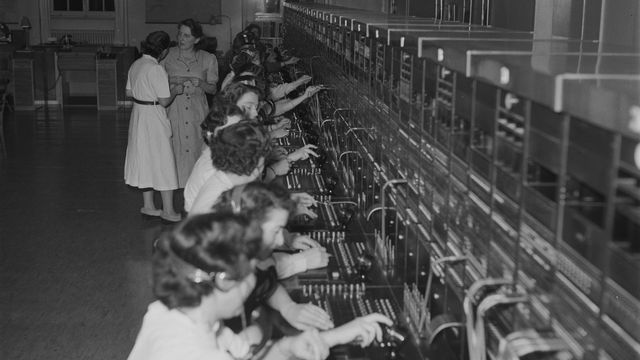 Téléphonistes bénévoles pour la Chaîne du Bonheur en 1951. [ASL - RTS]