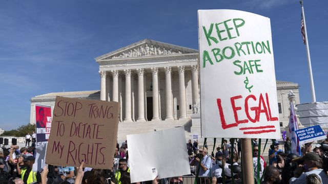 Samedi 2 octobre: des milliers de personnes ont défilé devant la Cour Suprême à Washington pour défendre le droit à l'avortement. [Jose Luis Magana - Keystone/AP Photo]