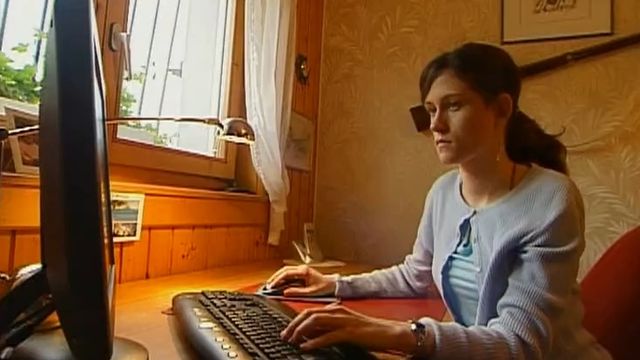 Stéphanie, jeune Fribourgeoise de 21 ans, cherche l'amour sur Internet [RTS]