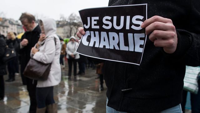 Hommage à Charlie Hebdo sur le parvis de la cathédrale Notre-Dame, le 7 janvier 2015. [Ian Langsdon - Keystone]