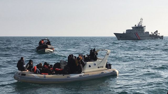 Des migrants interceptés par les autorités britanniques alors qu'ils tentaient de traverser la Manche (image d'archives). [Société nationale de sauvetage en mer - AFP]