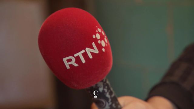 Une journée avec l'un des journalistes de RTN la radio neuchâteloise. Ses journalistes ont une connaissance pointue de la région [RTS]