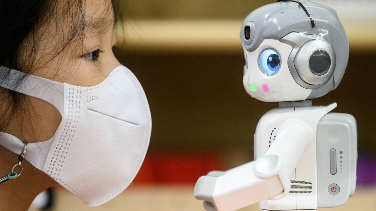 "Dites bonjour à "l'Alpha Mini". Ce petit robot peut danser ou encore réciter des histoires aux enfants dans 300 écoles maternelles de Séoul. [Anthony Wallace - AFP]