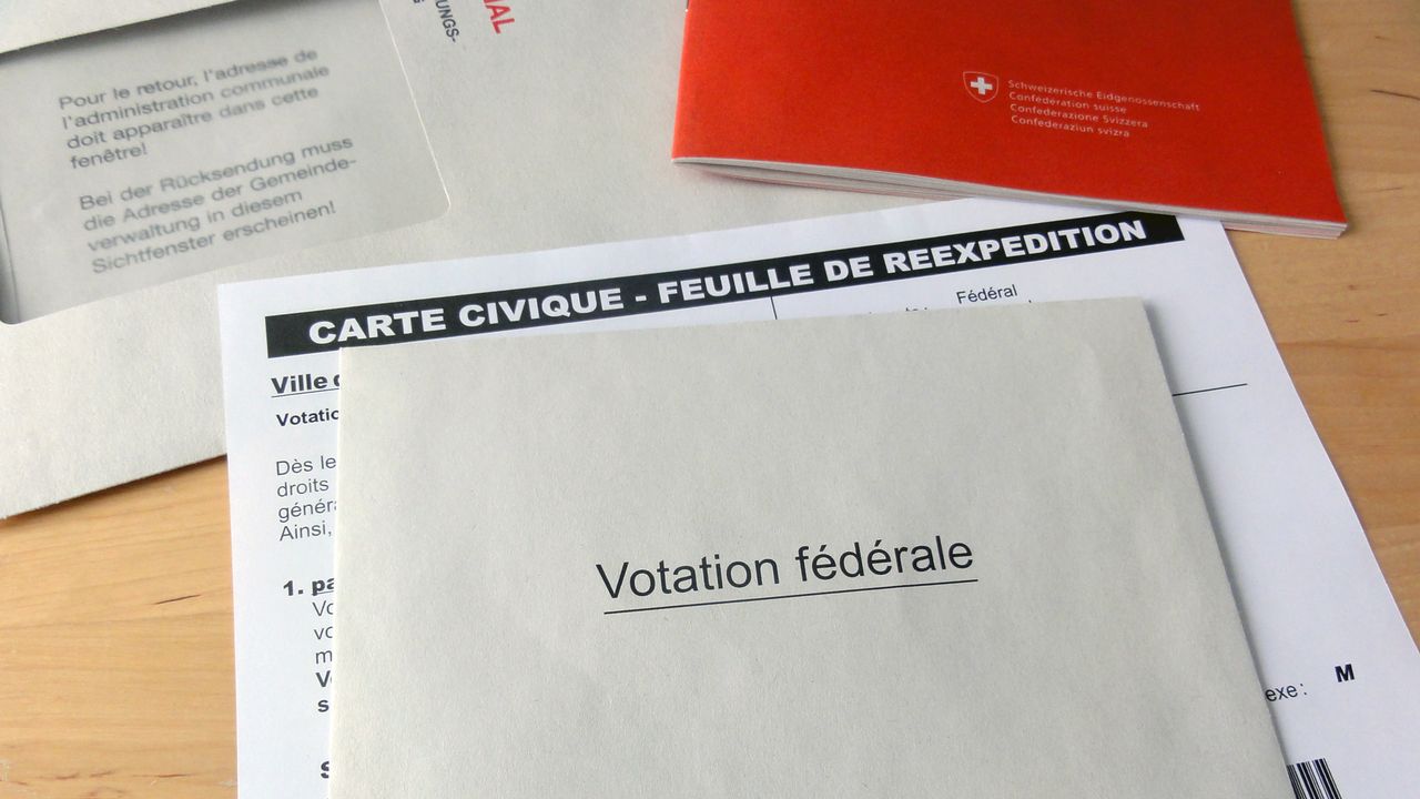 Une enveloppe de vote par correspondance. [Jérôme Genet - RTS]