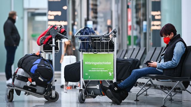 Des voyageurs à l'aéroport de Munich, le 27 novembre 2021. [Philipp Guelland - EPA/Keystone]
