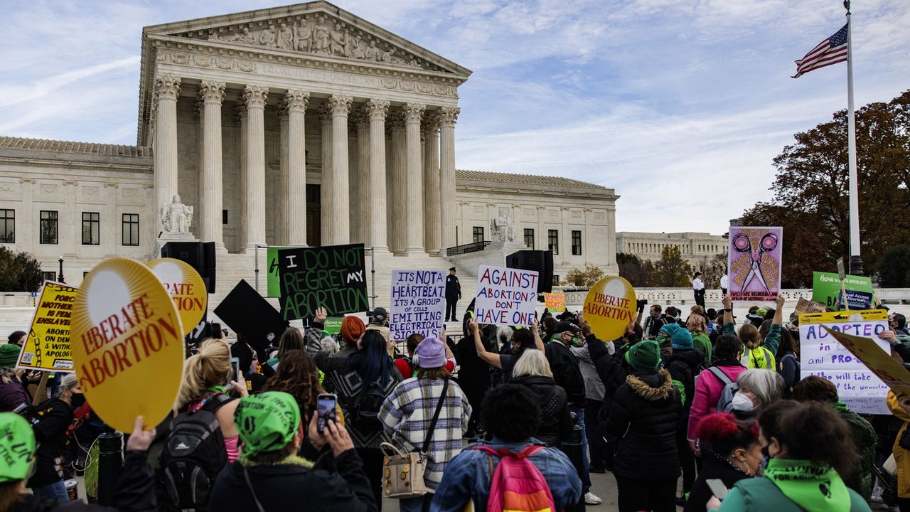 Des activistes pro-avortement manifestent devant la Cour suprême, alors que celle-ci débat de la question. [EPA/Samuel Corum - Keystone]