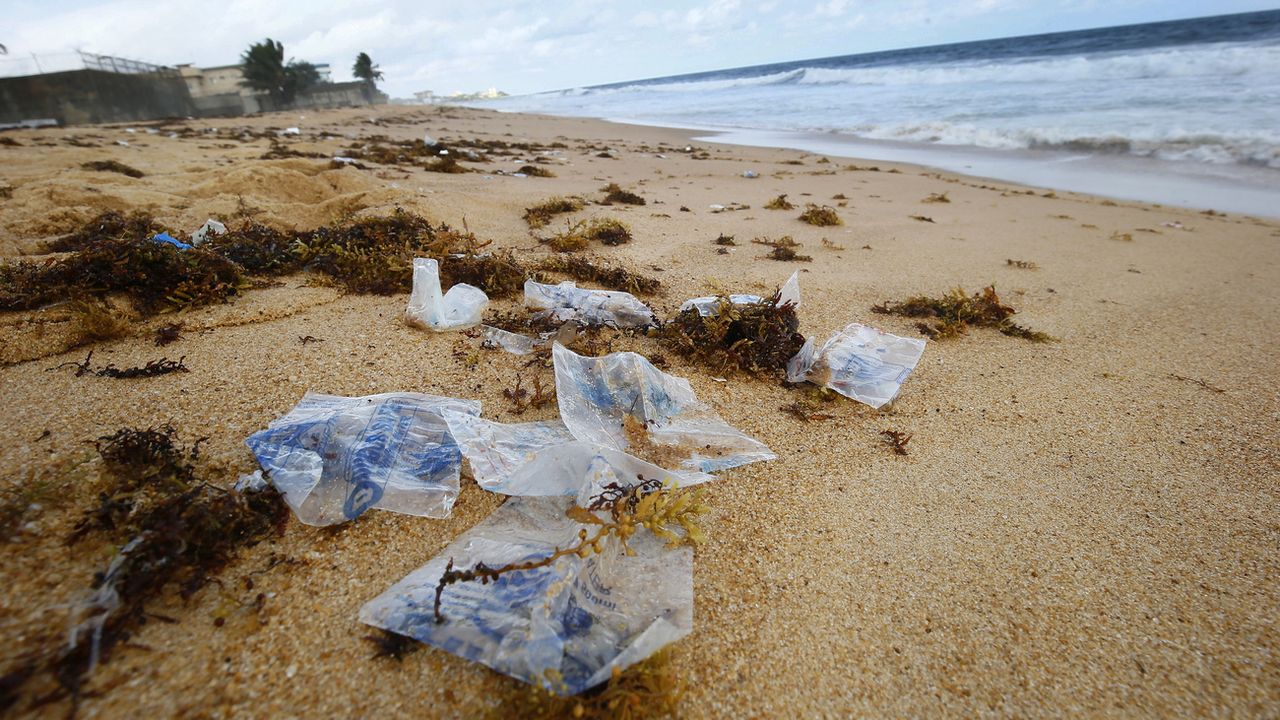 Le plastique s'accumule dans les océans. [Ahmed Jallanzo - EPA/Keystone]