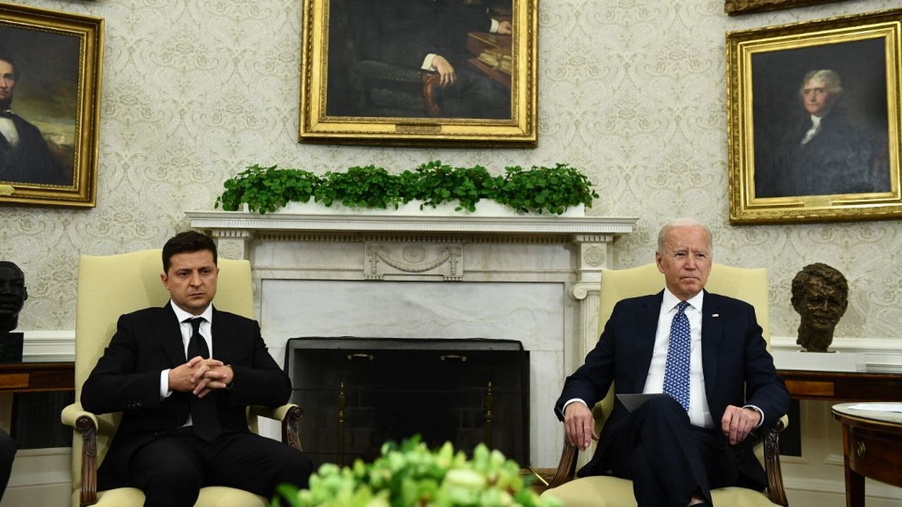 Joe Biden avec le président ukrainien Volodymyr Zelensky. [Brendan Smialowski - AFP]