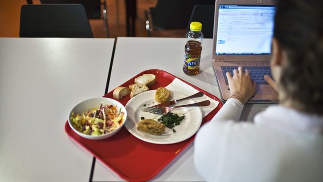 Les cafétérias universitaires de Genève proposent des repas à 5 francs (image d'illustration). [Gaetan Bally - Keystone ]