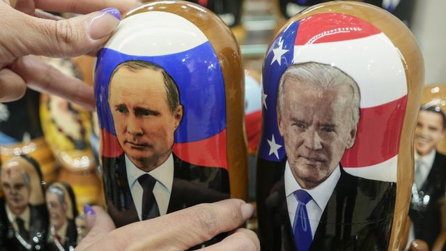 Vladimir Poutine et Joe Biden doivent s'entretenir en vidéoconférence mardi sur la situation en Ukraine. [Pavel Golovkin - Keystone/AP Photo]