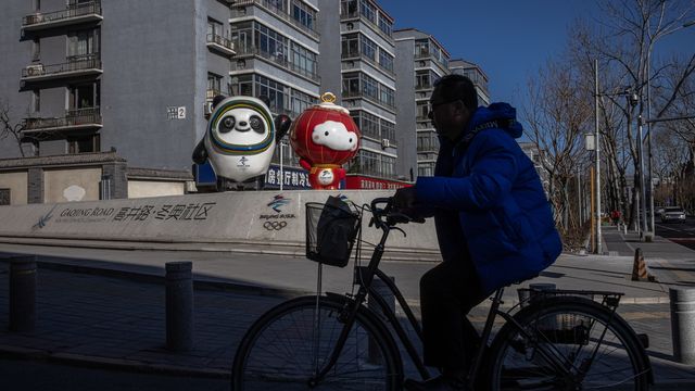 Les mascottes des Jeux olympiques dans une rue de Pékin. [Roman Pilipey - Keystone/EPA]