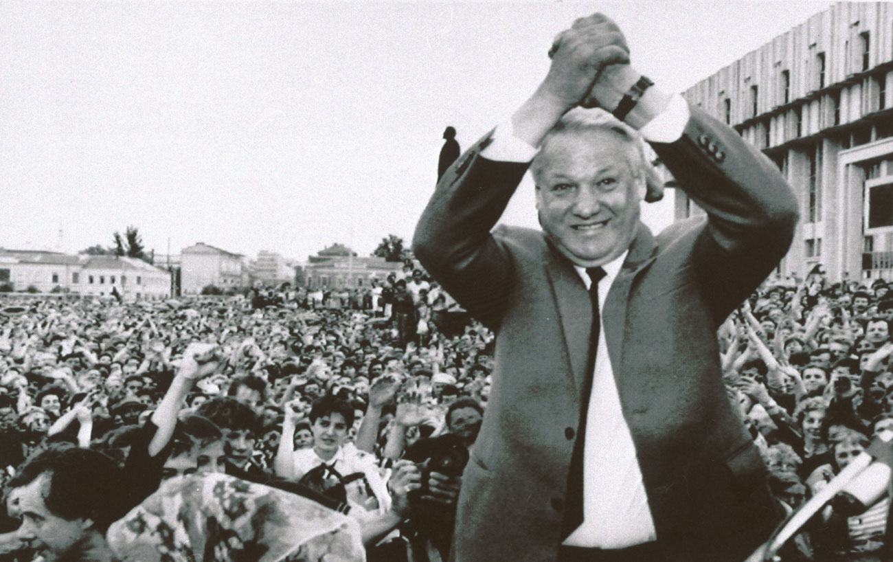Boris Eltsine le jeudi 30 mai 1991 à Tula (Russie) au milieu de 12'000 partisans qui l'acclament alors qu'il fait campagne pour devenir président. Le 12 juin de la même année il devient, à 60 ans, président de la Fédération de Russie en battant son adversaire Mikhaïl Gorbatchev.