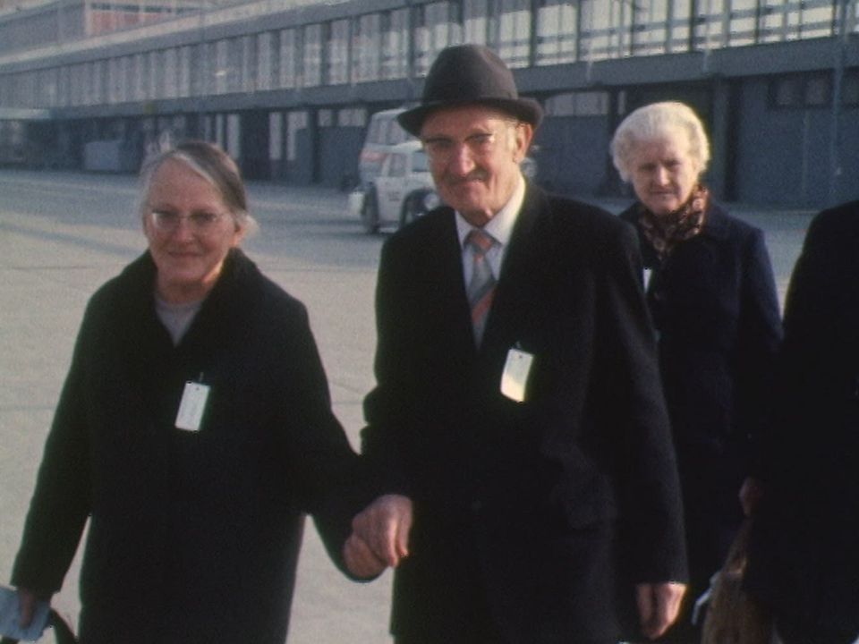 Grâce à Air Bonheur, des centaines de personnes âgées partent en voyage en 1975. [RTS]