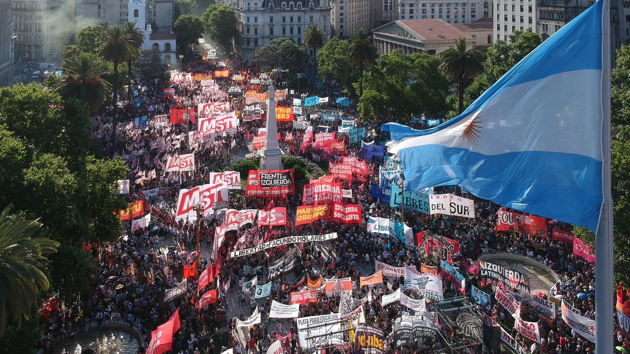 La foule massée sur la Plaza de Mayo à Buenos Aires, samedi 11.12.2021. [Juan Ignacio Roncoroni - EPA/Keystone]