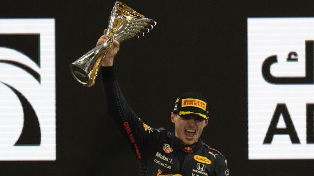 Max Verstappen laisse éclater sa joie sur le podium. [AP Photo/Hassan Ammar - Keystone]