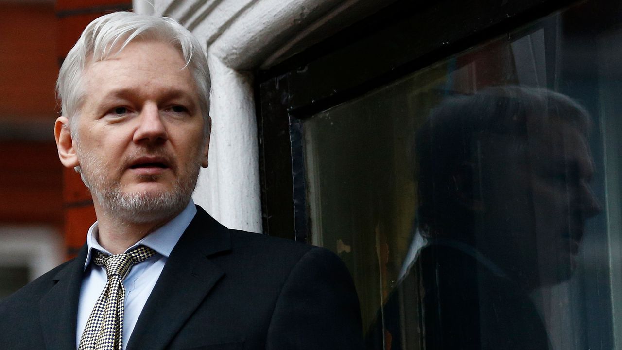 Julian Assange, ici en février 2016 sur le balcon de l'ambassade équatorienne de Londres. [Peter Nicholls - reuters]