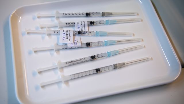 Des doses du vaccin Pfizer-BioNTech préparées dans un centre de vaccination contre le Covid à Genève en janvier 2021. [Martial Trezzini - Keystone]