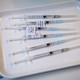 Des doses du vaccin Pfizer-BioNTech préparées dans un centre de vaccination contre le Covid à Genève en janvier 2021. [Martial Trezzini - Keystone]