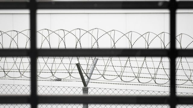 Une clôture en fil de fer barbelé devant une fenêtre d'une salle de séjour de l'unité pour mineurs de la prison régionale de Thoune, le mercredi 7 juillet 2021.-Traduit avec www.DeepL.com-Translator (version gratuite) [Peter Klaunzer - KEYSTONE]