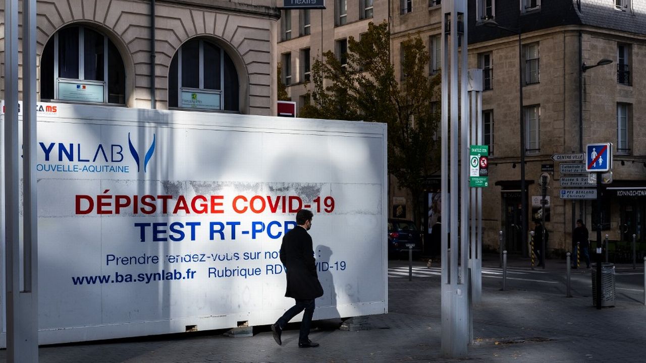 Centre de dépistage du Covid-19 dans la rue à Bordeaux. [Valentino Belloni - Hans Lucas/AFP]