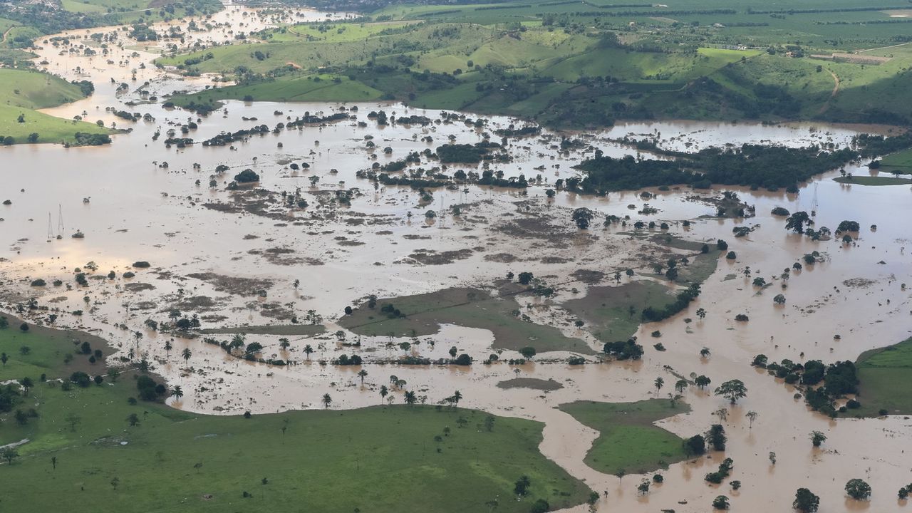 Une vue aérienne des inondations dans l'Etat de Bahia au Brésil, le 12 décembre 2021. [Isac Nobrega - EPA/Keystone]