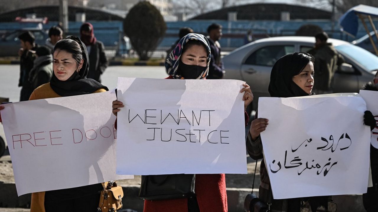 "Liberté", "Nous voulons la justice", "Que la paix soit sur ceux qui nous défendent", disent les pancartes de ces Afghanes, durant une manifestation à Kaboul, le 28 décembre 2021. [Mohd Rafsan - AFP]