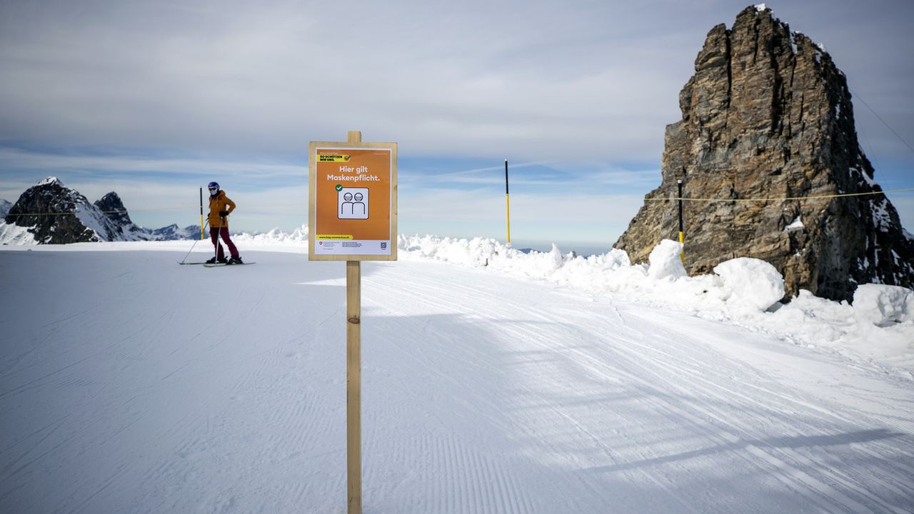 Les stations de ski se préparent à ouvrir leurs portes. [Alexandra Wey - Keystone]