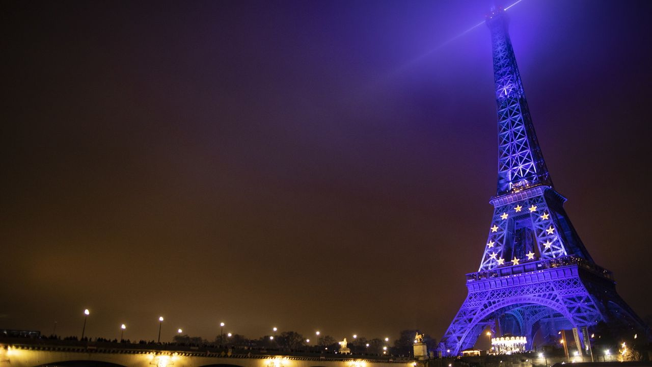 La Tour Eiffel aux couleurs européennes à minuit. [EPA/Ian Langsdon - Keystone]