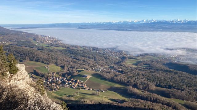 Vue sur le brouillard recouvrant le lac de Neuchâtel depuis le Rocher de Tablettes. [Cécile Rais - RTS]