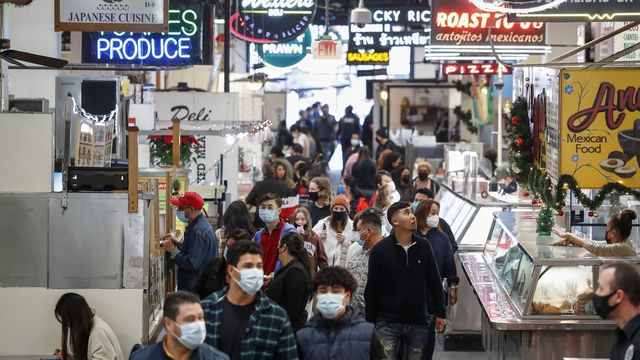 Des personnes masquées dans un commerce de Los Angeles. [EPA/Caroline Brehman - Keystone]