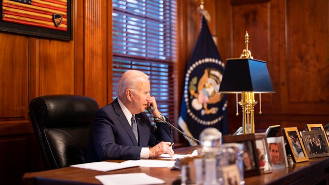 Le président Joe Biden au téléphone, le 30 décembre 2021. [Adam Schultz  - EPA/Keystone]