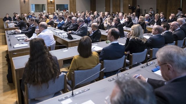 Les 130 membres de la Constituante réunis lors de la séance constitutive le 17 decembre 2018 dans la salle du Grand Conseil valaisan à Sion. [Adrien Perritaz - Keystone]