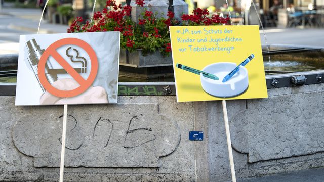 Des affiches pour l'abolition de la publicité pour le tabac. [Peter Schneider - Keystone]