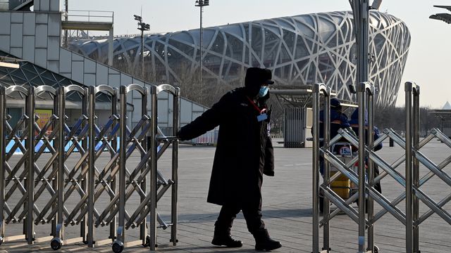 Dans un mois, la flamme olympique illuminera à nouveau le ciel de Pékin. Après les Jeux olympiques d'été de 2008, la capitale chinoise se prépare à accueillir les joutes d'hiver dans un contexte d'incertitude sanitaire et de tensions géopolitiques avec l'Occident.  [NOEL CELIS - AFP]